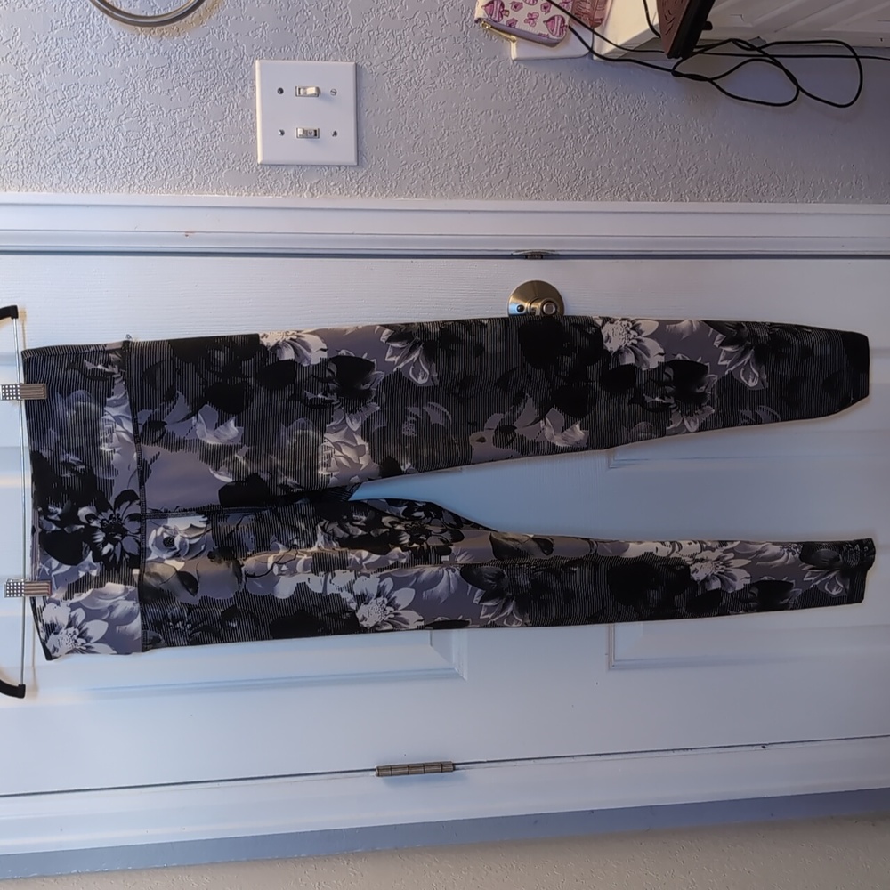 Balance Collection Size Large Black, Grey, and White Active Pants - Picture 2 of 3